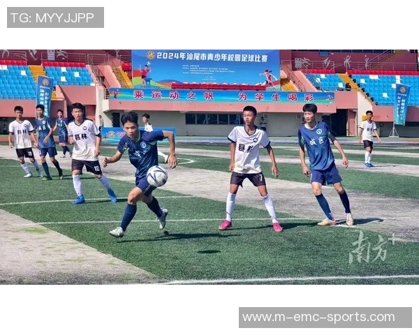 激情四溢的校园足球赛让我们团结一心共同追逐梦想的精彩瞬间